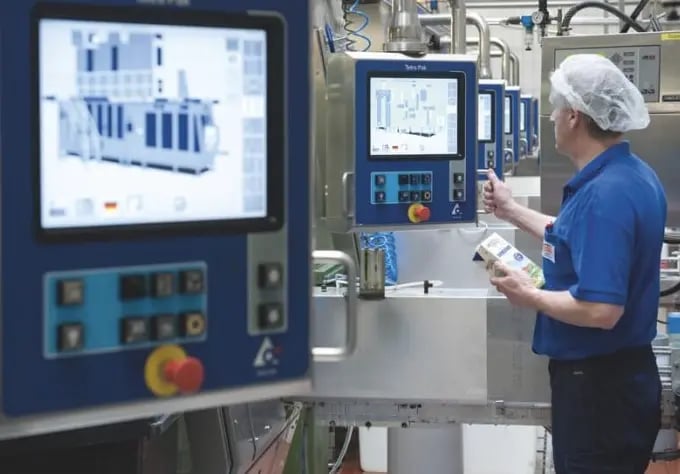 Maschinenführer in der Hohenloher Molkerei bei der Arbeit