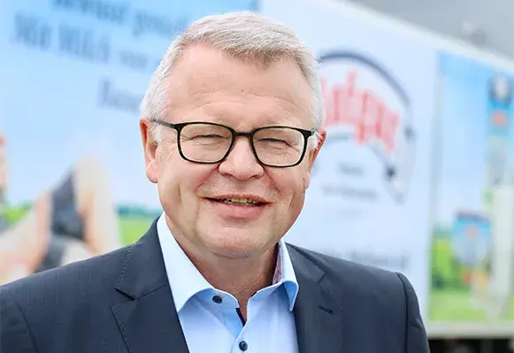 Portrait vom geschäftsführenden Vorstand Martin Boschet vor einem LKW der Hohenloher Molkerei
