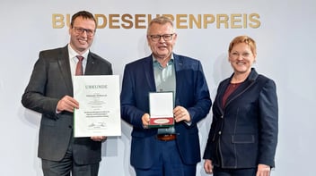 BMLEH-Abteilungsleiterin Christel Jagst (rechts) und DLG-Vizepräsident Ulrich Westrup (links) überreichten gemeinsam auf dem Berliner Milchforum Urkunde und Medaille an Martin Boschet.