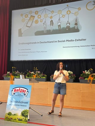 Dr. Larissa Descher bei ihrem Vortrag