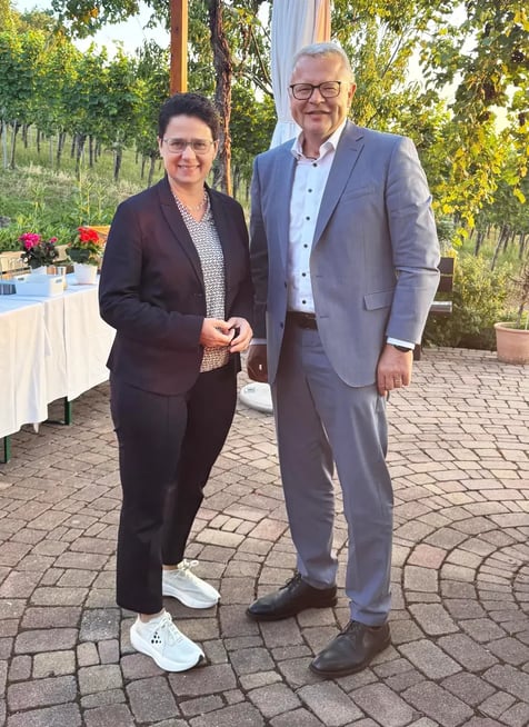 Landwirtschaftsministerin Marion Gentges und geschäftsführender Vorstand der Hohenloher Molkerei Martin Boschet auf dem Sommergespräch des Baden-Württembergischen Genossenschaftsverbands e. V.