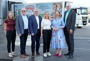 Anne Rottler, Manfred Olbrich und Martin Boschet von der Hohenloher Molkerei mit Isabel Kling, Isabell Rathgeb und Daniel Bullinger beim Besuch im Rahmen der CDU-Sommertour.