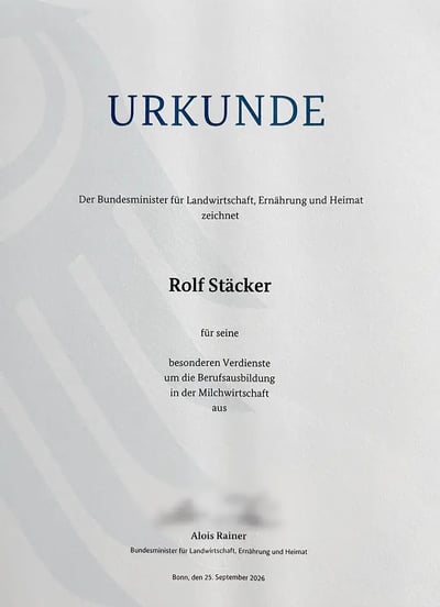 Ehrenurkunde Rolf Stäcker für besondere Verdienste um die Berufsausbildung in der Milchwirtschaft.