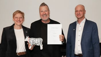 Rolf Stäcker nimmt die Ehrenurkunde von Christel Jagst (Ministerialdirektorin im Bundesministerium für Landwirtschaft, Ernährung und Heimat) und Claus Wiegert (Vorsitzender Zentralverband Deutscher Milchwirtschaftler) entgegen.