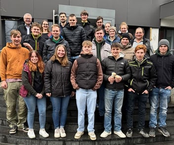Gruppenbild mit Auszubildenden bei der Richard-von-Weizsäcker-Schule
