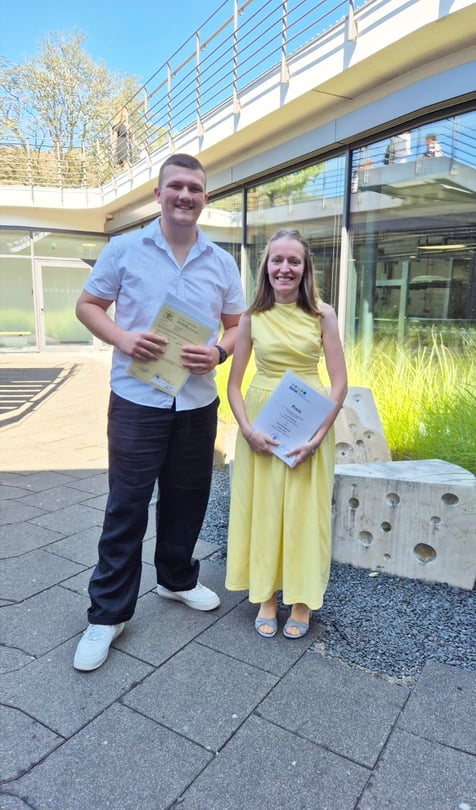 Klara Stadelmaier und San Luca Schirmer mit ihren Urkunden nach bestandener Abschlussprüfung
