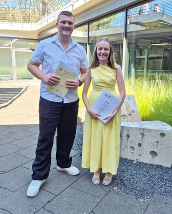 Klara Stadelmaier und San Luca Schirmer mit ihren Urkunden nach bestandener Berufsabschlussprüfung.