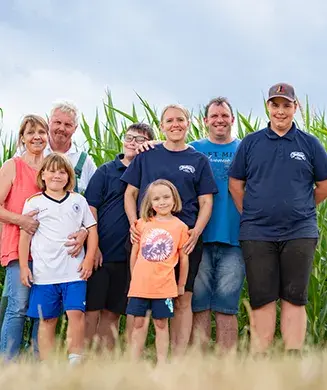 Familienfoto der Familie Riha vor einem Maisfeld