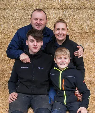 Familienfoto der Familie Nürnberger vor Strohballen