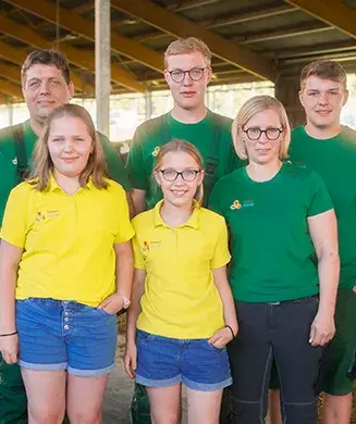 Familienfoto der Familie Stockert im Kuhstall