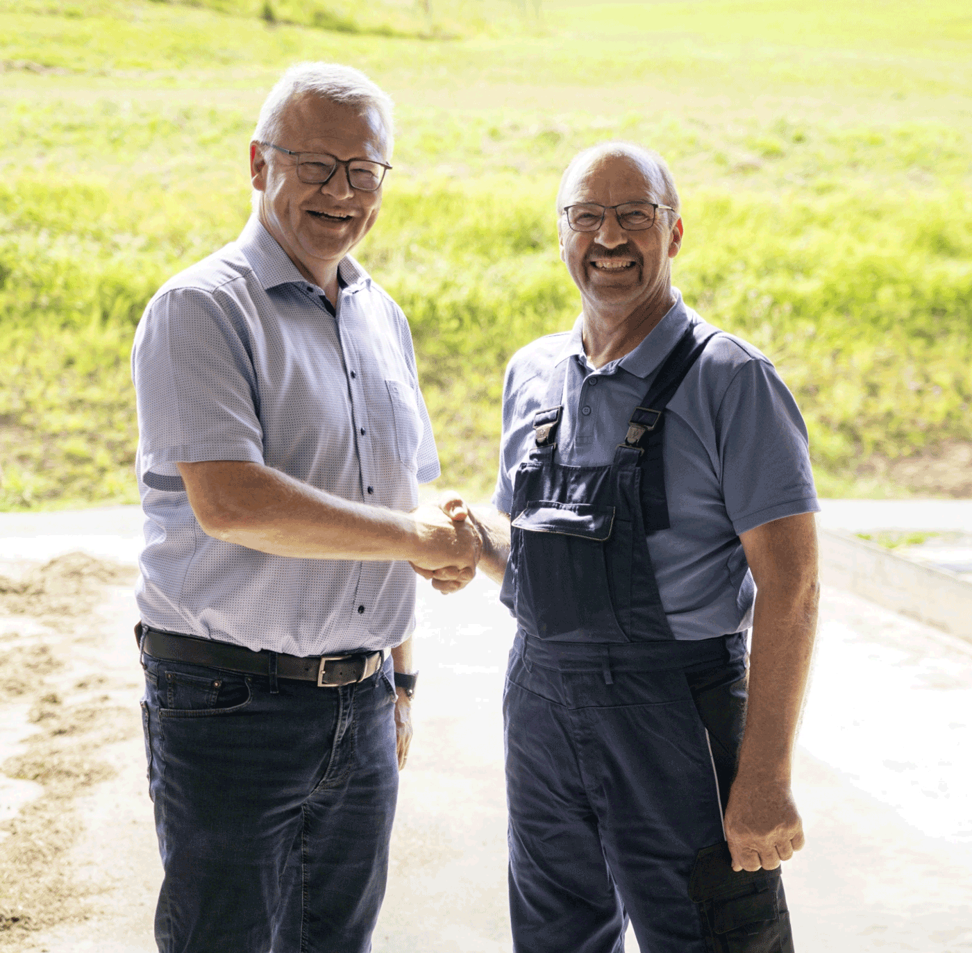 Martin Boschet schüttelt die Hand eines Bauern