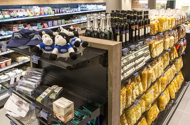 Regale im Hofgut-Markt der Hohenloher Molkerei, die mit Hofgut-Produkten und anderen Produkten regionaler Lieferanten gefüllt sind
