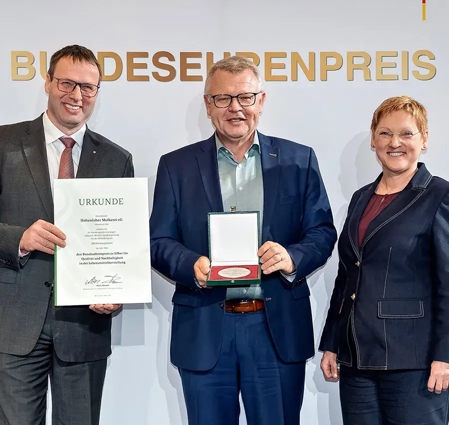 BMLEH-Abteilungsleiterin Christel Jagst (rechts) und DLG-Vizepräsident Ulrich Westrup (links)
überreichten gemeinsam auf dem Berliner Milchforum Urkunde und Medaille des Bundenehrenpreises 2025 an Martin Boschet.