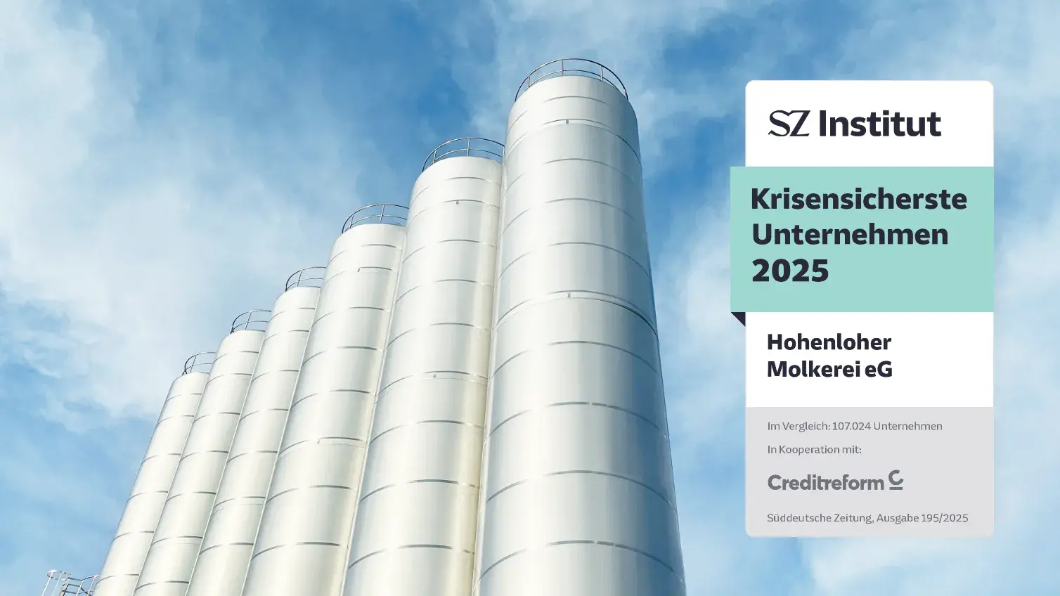 Sechs Milchtürme der Hohenloher Molkerei und daneben das Abzeichen „Krisensicherste Unternehmen 2025