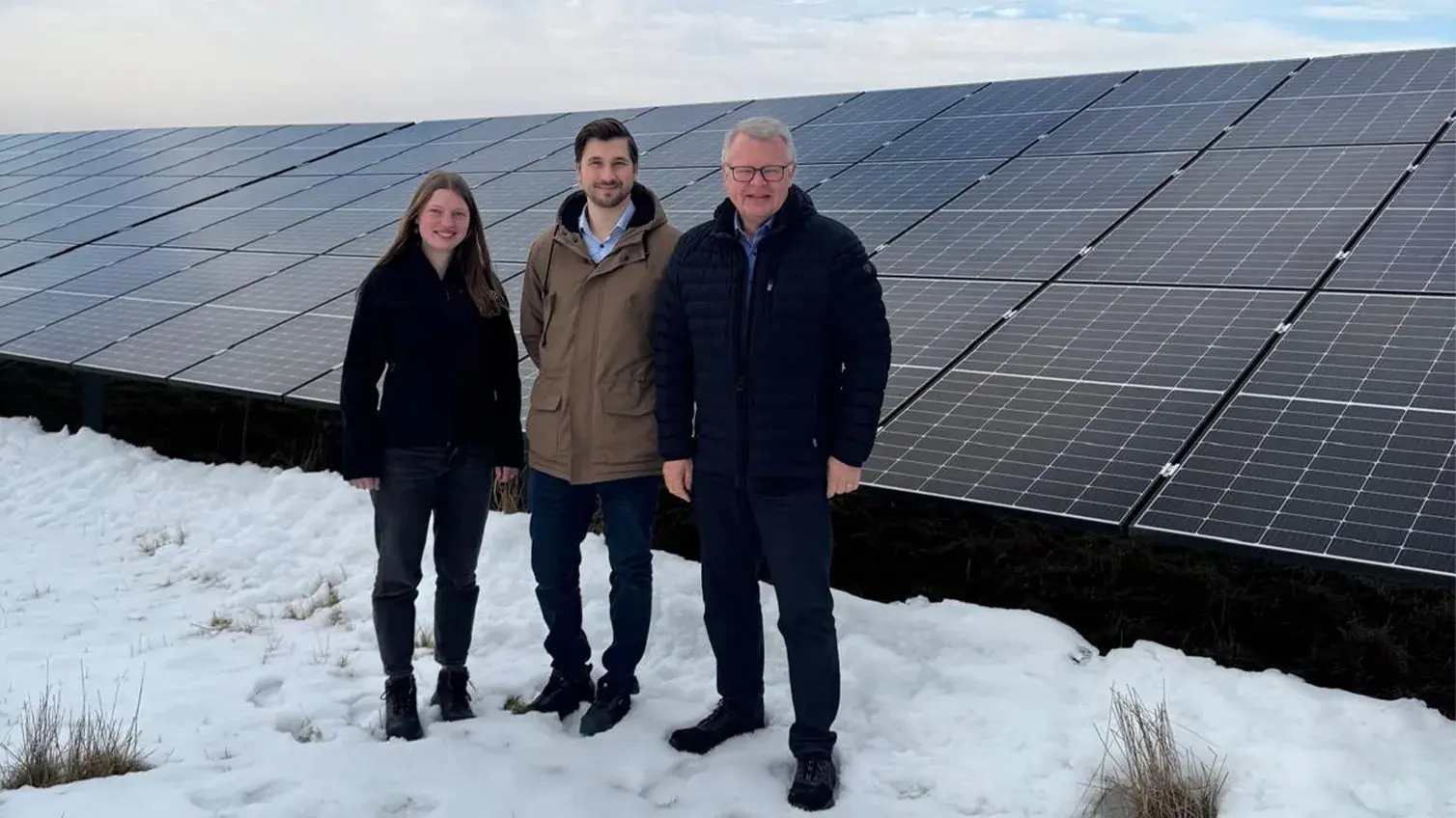 Anne Rottler, Philipp Deigner und Martin Boschet vor einer der Photovoltaik-Anlagen der LEW in Bobingen