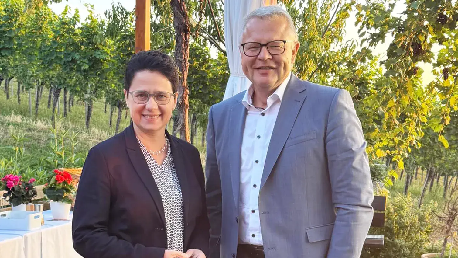 Landwirtschaftsministerin Marion Gentges und geschäftsführender Vorstand der Hohenloher Molkerei Martin Boschet auf dem Sommergespräch des Baden-Württembergischen Genossenschaftsverbands e. V. 