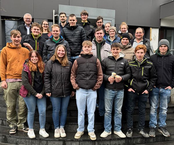 Gruppenbild mit Auszubildenden bei der Richard-von-Weizsäcker-Schule