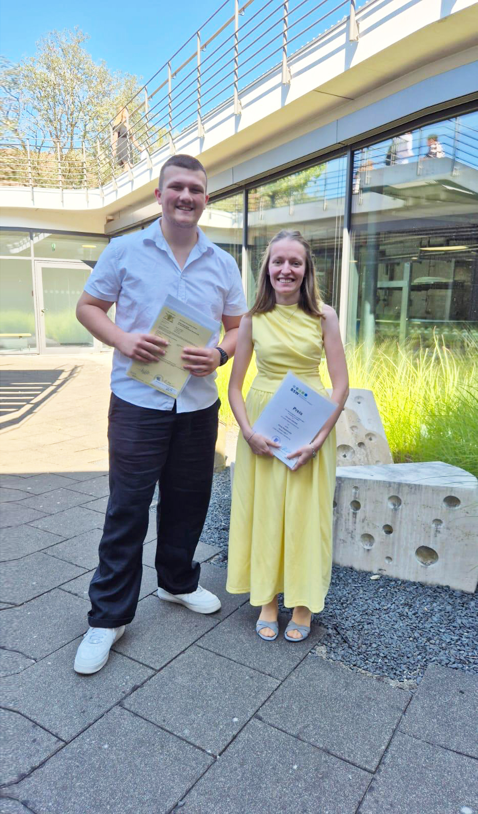 Klara Stadelmaier und San Luca Schirmer mit ihren Urkunden nach bestandener Abschlussprüfung