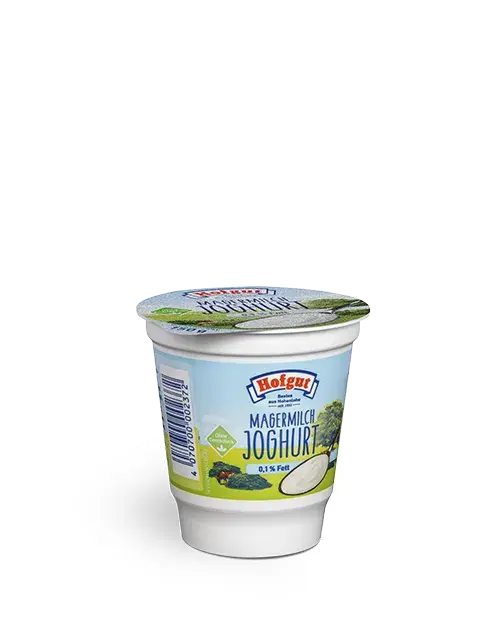 Ein 150 Gramm Becher Hofgut Magermilchjoghurt